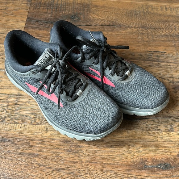 Lightly worn brooks running shoes - Picture 1 of 4